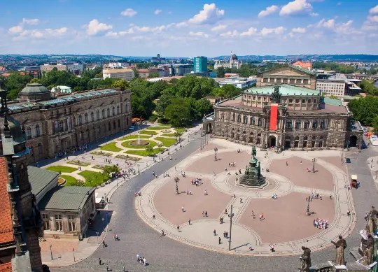 Auf Klassenfahrt mit HEROL&Eacute;: Blick auf den Theaterplatz mit Semperoper in Dresden.