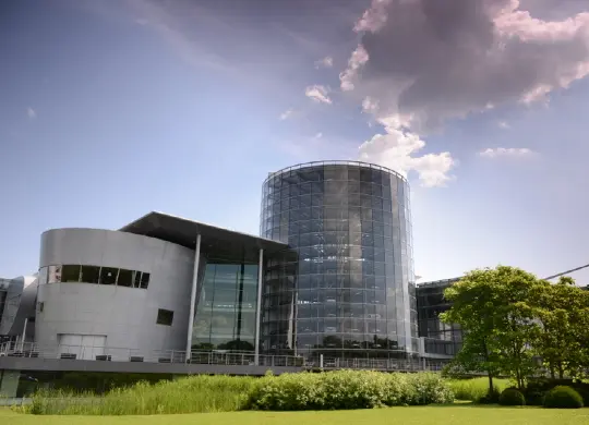 Auf Klassenfahrt mit HEROL&Eacute;: Gl&auml;serne Manufaktur in Dresden von au&szlig;en