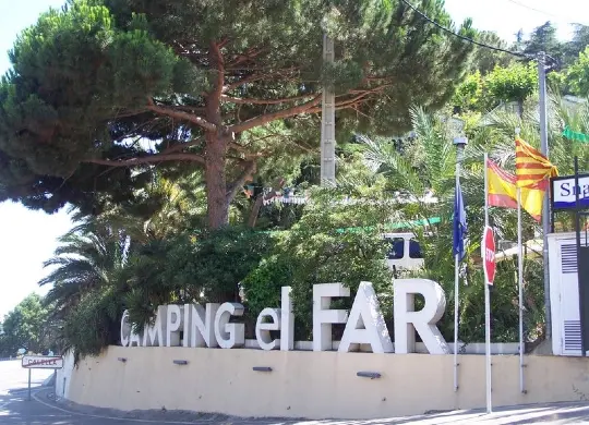 Auf Klassenfahrt mit HEROLÉ: Camping El Far Eingangsbereich in Katalonien.