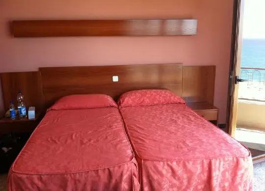 Auf Klassenfahrt mit HEROLÉ: Hotel Haromar Mehrbettzimmer in Katalonien.