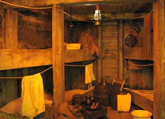 BallinStadt Auswanderermuseum in Hamburg Auf Klassenfahrt mit HEROLÉ: Rekonstruktion eines Zwischendecks um 1870 in Hamburg