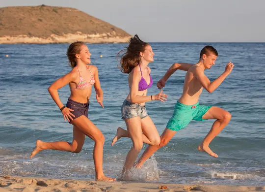 Strandlauf in Malaga Auf Klassenfahrt mit HEROLÉ: Schüler laufen am Strand entlang in Malaga