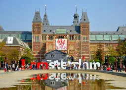 Auf Klassenfahrt mit HEROLÉ: Blick auf das Rijksmuseum in Amsterdam.
