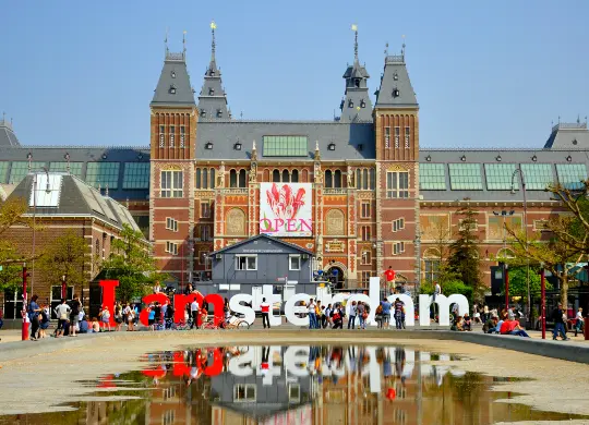 Blick auf das Rijksmuseum in Amsterdam Auf Klassenfahrt mit HEROLÉ: Blick auf das Rijksmuseum in Amsterdam.