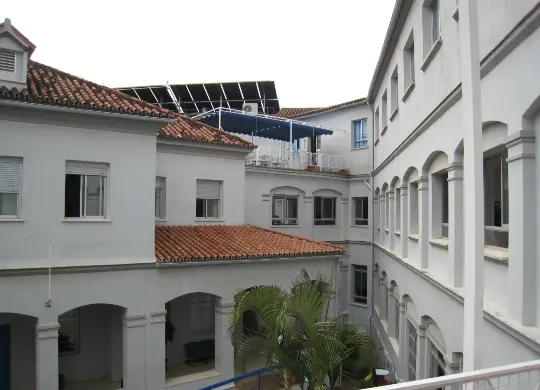 Auf Klassenfahrt mit HEROLÉ: Jugendherberge Blick Innenhof in Málaga.
