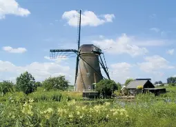Auf Klassenfahrt mit HEROLÉ: Windmühle an der niederländischen Nordseeküste.