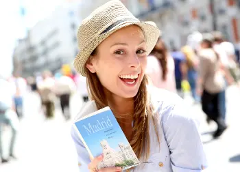 Auf Klassenfahrt mit HEROL&Eacute;: M&auml;dchen in  Madrid