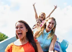 Auf Klassenfahrt mit HEROLÉ: Jugendliche Freizeitpark an der niederländischen Nordseeküste.