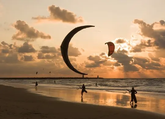 Auf Klassenfahrt mit HEROLÉ: Strandaktivität Paragliding an der niederländischen Nordseeküste.