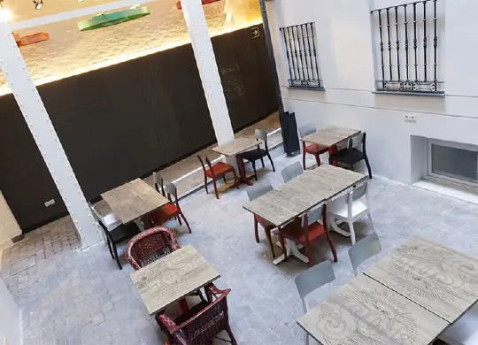 Auf Klassenfahrt mit HEROLÉ: room00 Chueca Speisesaal in Madrid.