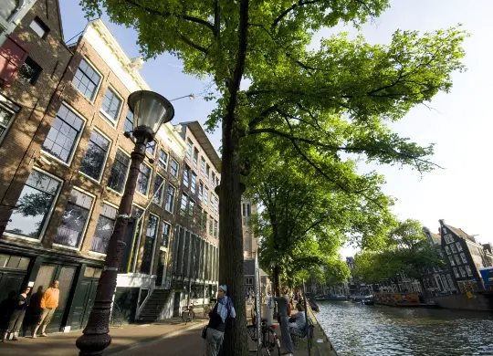 Auf Klassenfahrt mit HEROL&Eacute;: Frontansicht des Anne Frank Huis in Amsterdam.