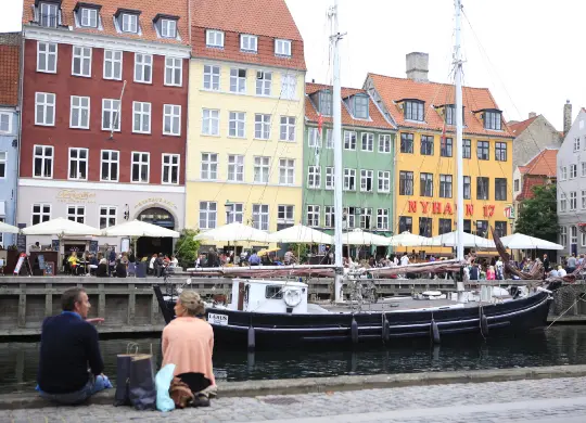 Blick auf den Nyhaven in Kopenhagen Auf Klassenfahrt mit HEROLÉ: Besuchen Sie den Kleinen aber Feinen Hafen Nyhaven in Kopenhagen