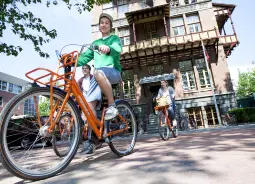 Auf Klassenfahrt mit HEROLÉ: Außenansicht Hostel Stayokay Vondelpark Fahrrad in Amsterdam.