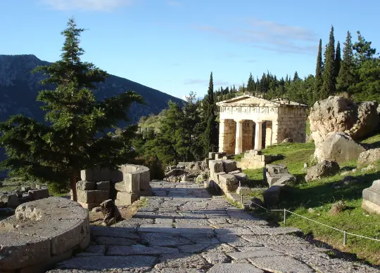 Blick auf Delphi in Griechenland Auf Klassenfahrt mit HEROLÉ: Blick auf Delphi in Griechenland.