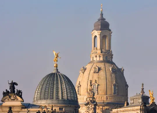 Auf Klassenfahrt mit HEROL&Eacute;: Blick auf die Zitronenpresse und die Kuppel der Frauenkirche in Dresden