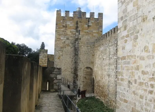 Auf Klassenfahrt mit HEROL&Eacute;: Besuchen Sie auch die Burganlage Castelo San Jorge in Lissabon
