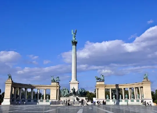 Auf Klassenfahrt mit HEROL&Eacute;: Heldenplatz in Budapest.