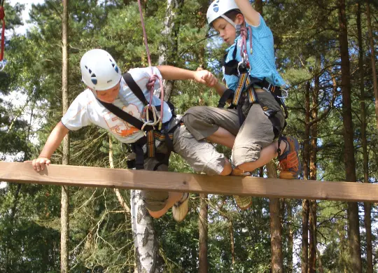 Teamgipfel im Hochseilgarten im bayerischen Wald Auf Klassenfahrt mit HEROLÉ: Teamgipfel im Hochseilgarten im bayerischen Wald.