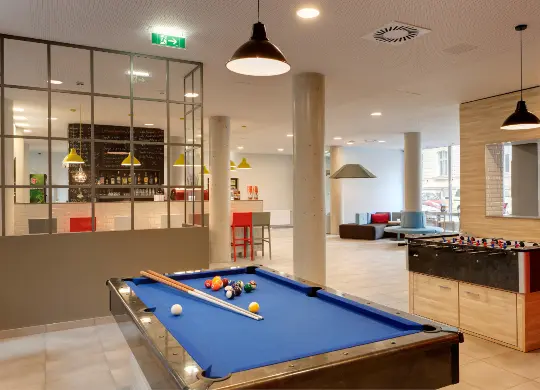 Auf Klassenfahrt mit HEROLÉ: Hotel Meininger Franz Billiard in Wien.