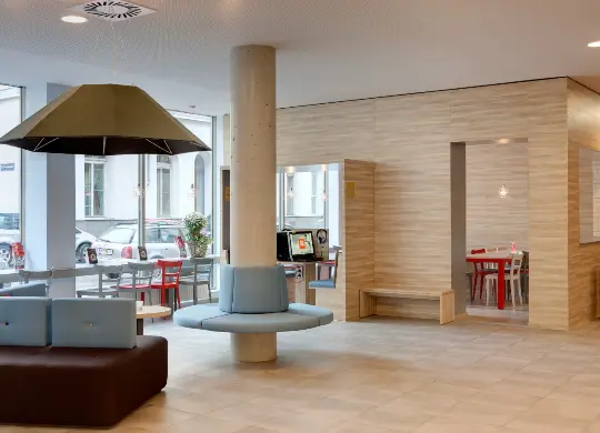 Auf Klassenfahrt mit HEROLÉ: Hotel Meininger Franz Lobby in Wien.