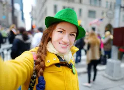 Auf Klassenfahrt mit HEROLÉ: Frau in gelber Jacke in Dublin.