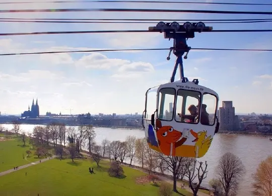 Blick auf die Kölner Seilbahn Gondel über den Rhein in Köln Auf Klassenfahrt mit HEROLÉ: Jetzt mit der Seilbahn Gondel über den Rhein in Köln fahren