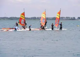 Auf Klassenfahrt mit HEROLÉ: Windsurfen an der Ostsee.