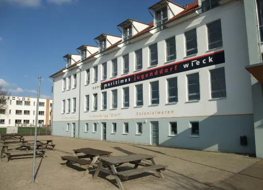 Auf Klassenfahrt mit HEROLÉ: Hauptgebäude des Maritimes Jugenddorf Wieck an der Ostsee.