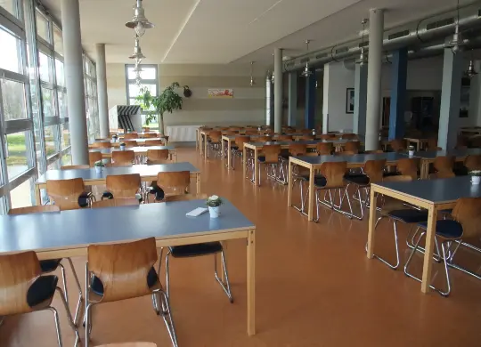 Auf Klassenfahrt mit HEROLÉ: Essensraum im Maritimes Jugenddorf Wieck an der Ostsee.
