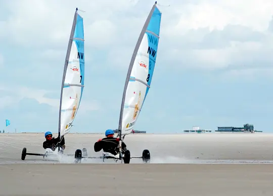 Auf Klassenfahrt mit HEROL&Eacute;: Strandsegeln an der Nordsee.