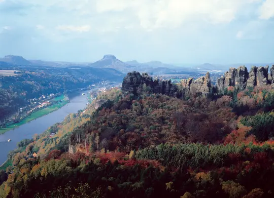 Aussicht über die herbstlich gefärbte Landschaft der Sächsischen Schweiz Auf Klassenfahrt mit HEROLÉ: Genießen Sie die farbenfrohe Aussicht über die Sächsische Schweiz