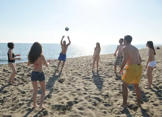 Auf Klassenfahrt mit HEROLÉ:  Nutzen Sie die Sonnenstunden für eine runde Volleyball am Strand in Marseille