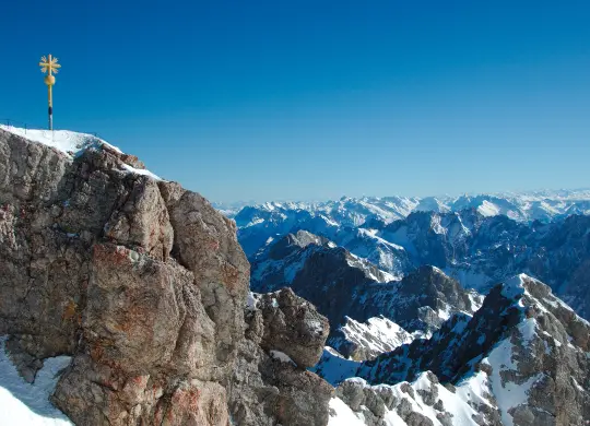 Blick auf die verschneite Zugspitze im Allgäu Auf Klassenfahrt mit HEROLÉ: Bestaunen Sie auch den Blick auf die verschneite Zugspitze im Allgäu