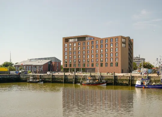 Auf Klassenfahrt mit HEROLÉ: Havenhostel Außenansicht in Cuxhaven.