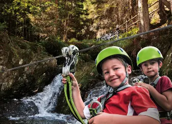 Auf Klassenfahrt mit HEROL&Eacute;: Im Waldseilpark XP Abenteuerpark in Tirol.