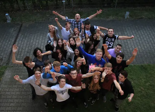Auf Klassenfahrt mit HEROL&Eacute;: Klassenfoto in Berlin.