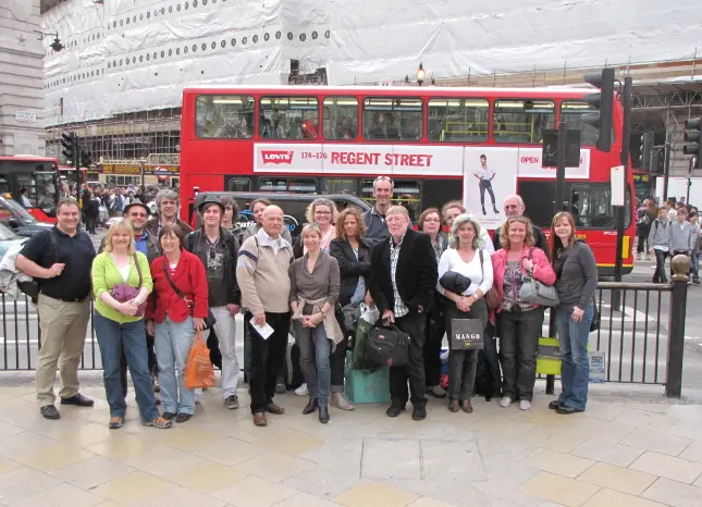 Auf Klassenfahrt mit HEROLÉ: Reisegruppe mit dem typischen Doppelstockbus im Hintergrund. in London