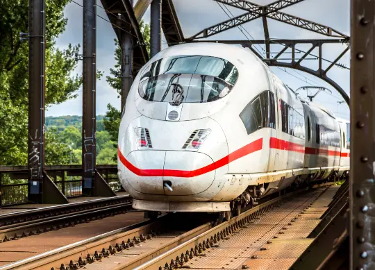 Sie sehen einen einfahrenden ICE der Deutschen Bahn Auf Klassenfahrt mit HEROLÉ: Fahren Sie mit dem ICE der Deutschen Bahn zu Ihrem gewünschten Reiseziel