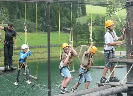 Kinder beim Klettern im Hochseilgarten im Salzburger Land Auf Klassenfahrt mit HEROLÉ: Klettern Sie mit Ihrer Klasse auch im Hochseilgarten im Salzburger Land