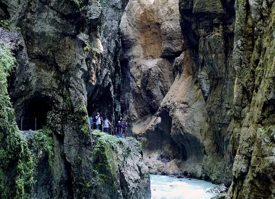 Partnachklamm in Garmisch–Partenkirchen Auf Klassenfahrt mit HEROLÉ: Partnachklamm in Garmisch–Partenkirchen.