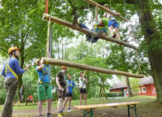 Auf Klassenfahrt mit HEROLÉ: Beim Klettern in der Lüneburger Heide.