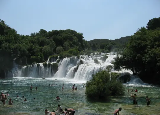 Auf Klassenfahrt mit HEROLÉ: Baden Sie mit Ihrer Klasse auch in den Seen des Nationalparks Plitvicer Seen in der Kvarner Bucht