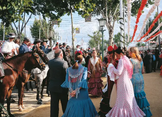 Auf Klassenfahrt mit HEROL&Eacute;: Einheimische in traditioneller Kleidung in Andalusien.