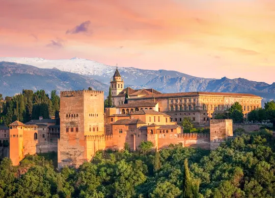Auf Klassenfahrt mit HEROL&Eacute;: Alte arabische Festung in Granada in Andalusien.