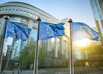Auf Klassenfahrt mit HEROL&Eacute;: Europafahnen in Br&uuml;ssel.
