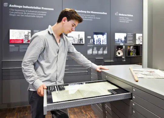 Junge im Internationalen Zeitungsmuseum in Aachen Auf Klassenfahrt mit HEROLÉ: Junge im internationalen Zeitungsmuseum in Aachen.