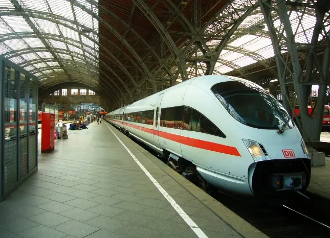Auf Klassenfahrt mit HEROLÉ: Zug im Bahnhof Leipzig in Bahnreisen.