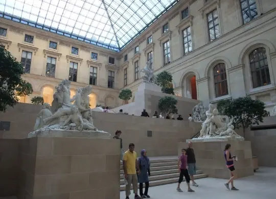 Louvre in Paris Auf Klassenfahrt mit HEROLÉ: Louvre-Innenansicht in Paris
