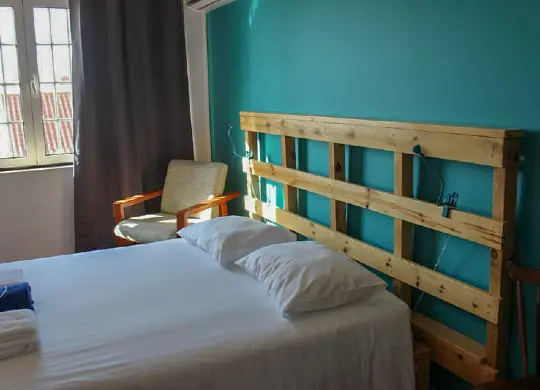 Auf Klassenfahrt mit HEROLÉ: Zimmer für Begleitpersonen im WOT Hostel New Lisbon in Lissabon.