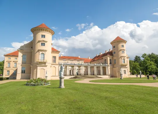 Schloss Rheinsberg im Ruppiner Seenland Auf Klassenfahrt mit HEROLÉ: Schloss Rheinsberg im Ruppiner Seenland.